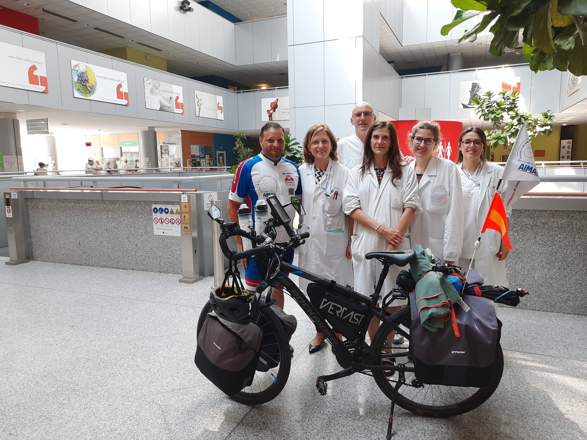 Roberto Giambra con la Professoressa Jessica Mandrioli e il team della Neurologia