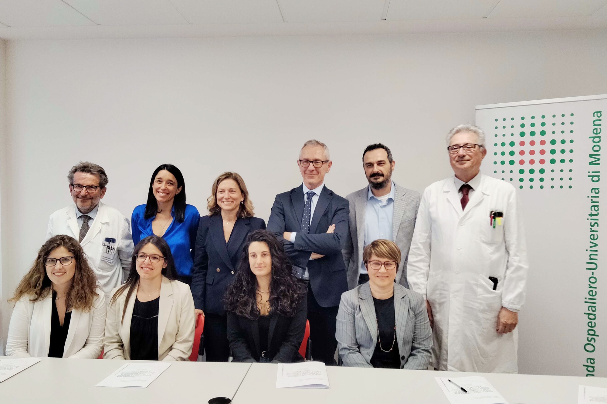 Foto di gruppo insieme ai ricercatori