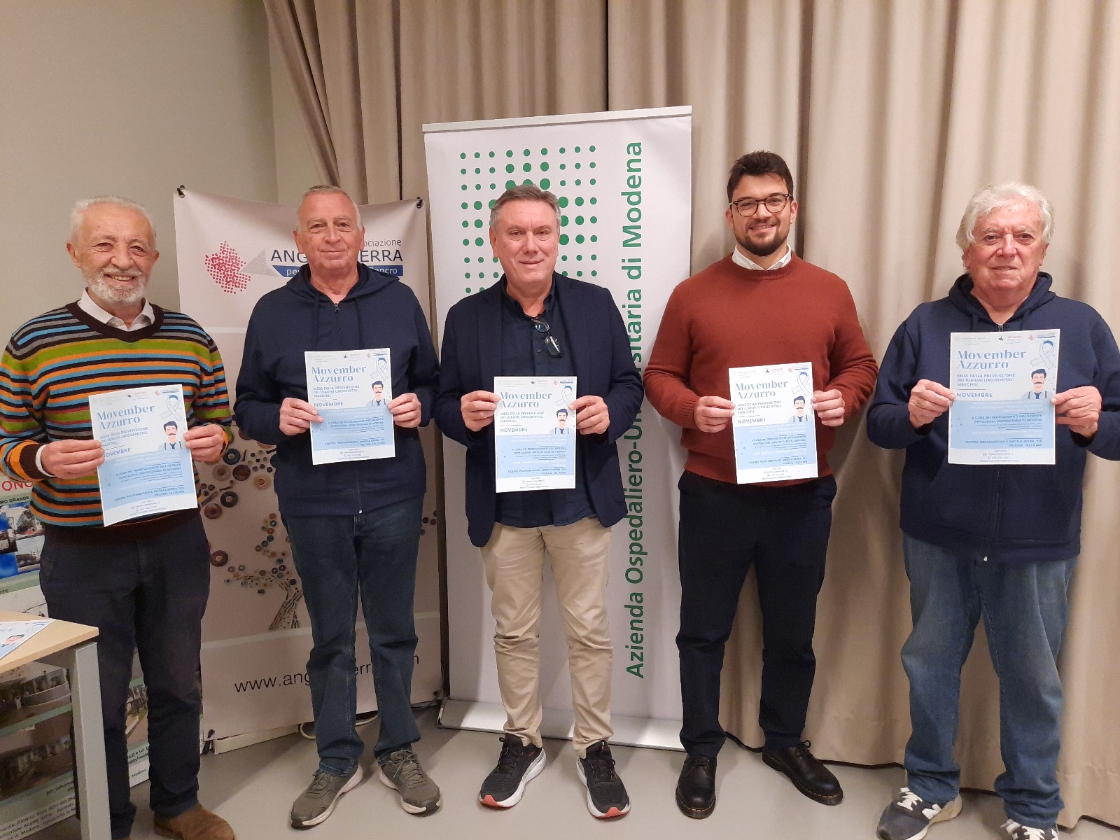 L'oncologo Roberto Sabbatini, al centro, con l'urologo Marco Amato, secondo da destra, e i volontari dell'Associazione Angela Serra