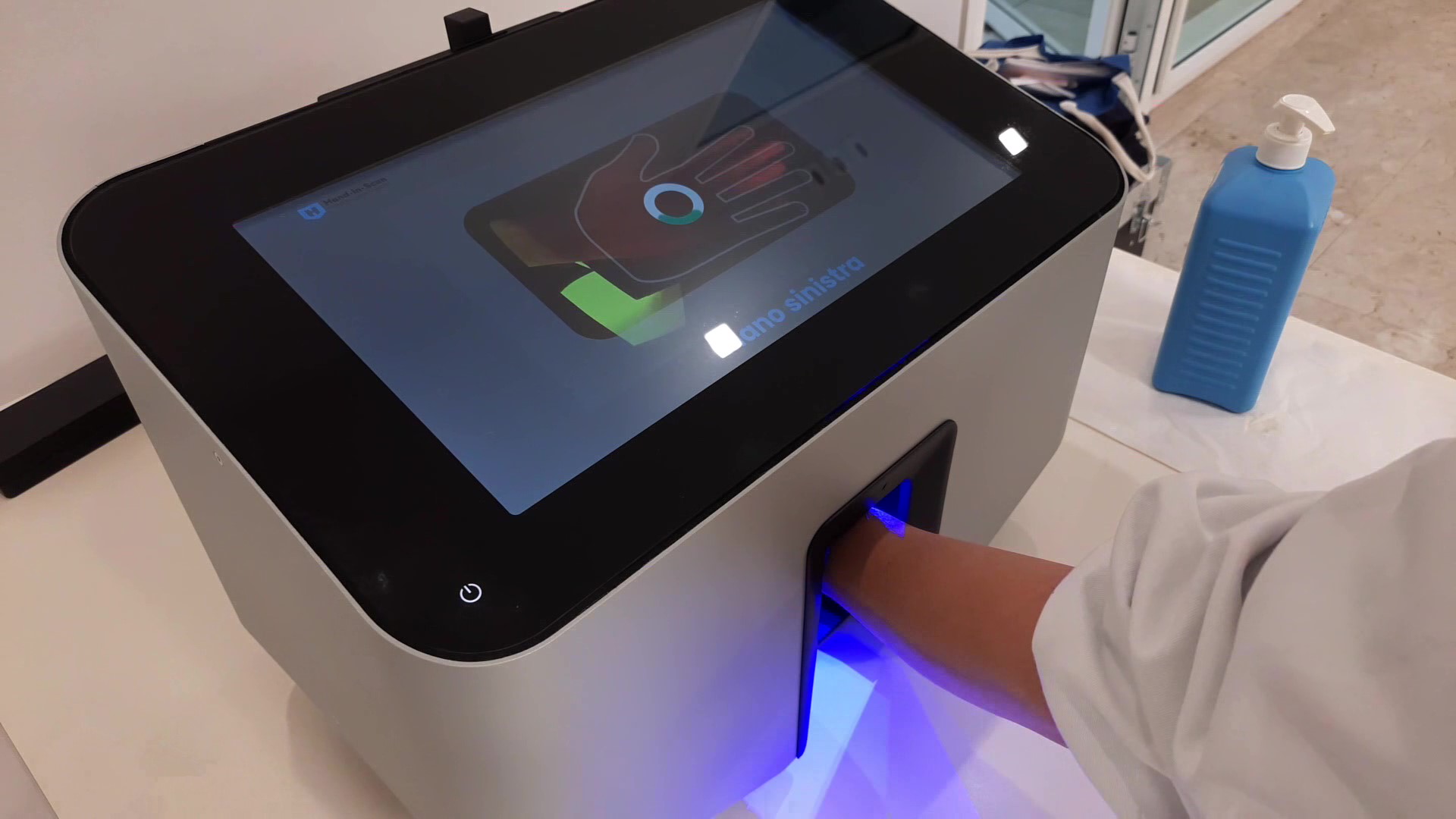 Lo scanner per l'igiene delle mani disponibile all'Azienda Ospedaliero-Universitaria di Modena