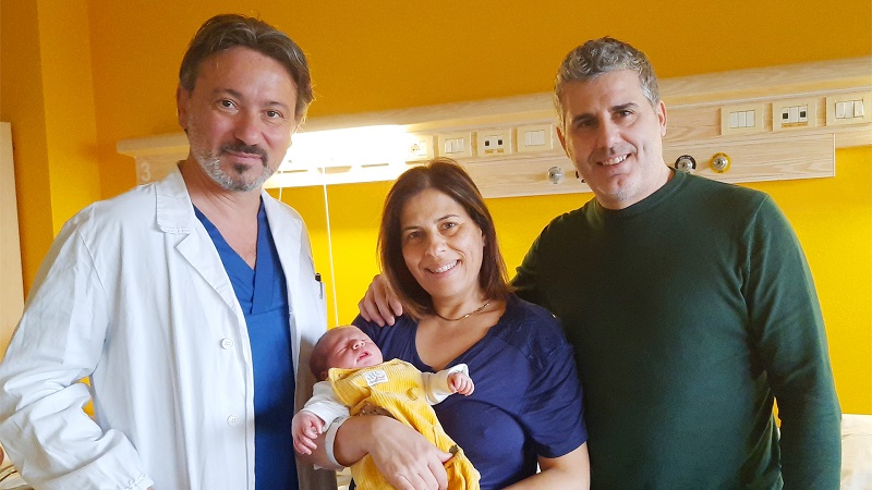 Il Professor Antonio La Marca assieme a Lorenzo, uno dei nati il 29 febbraio, e i suoi genitori