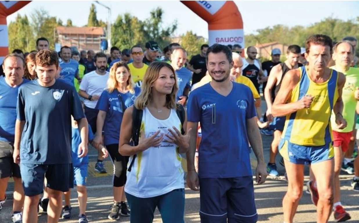 L’Oncologia Modenese partecipa domenica 24 settembre con la distribuzione di magliette a tema. Lo starter della corsa sarà il Sindaco Gian Carlo Muzzarelli, numerosi gli enti e le associazioni patrocinanti