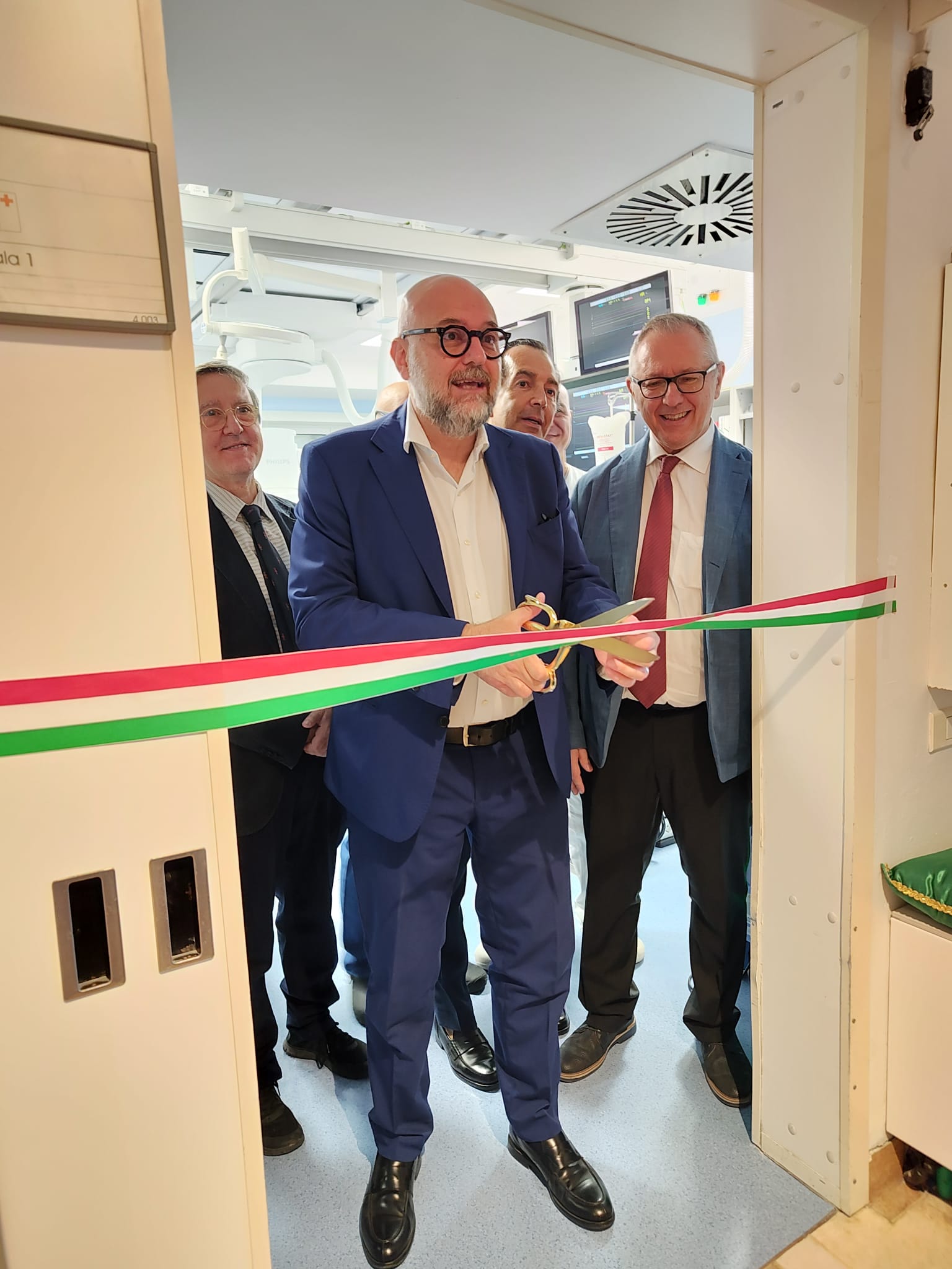 Il Sindaco di Modena Massimo Mezzetti taglia il nastro della nuova sala emodinamica