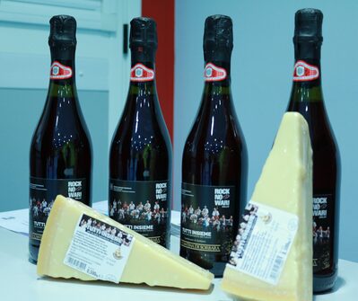 Il Parmigiano Reggiano Parmareggio e il Lambrusco di Sorbara della Cantina di Carpi e Sorbara,