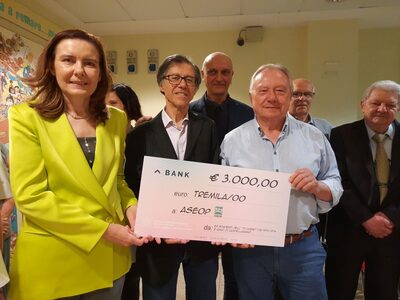 Il simbolico "assegnone" consegnato ad ASEOP
