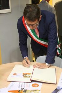 Il Presidente Gian Carlo Muzzarelli firma il Libro d'Onore del Policlinico