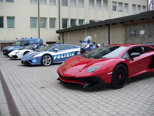Le Lamborghini esposte al Policlinicio