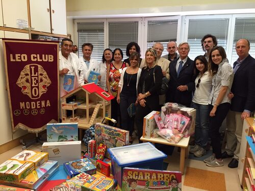 Foto di gruppo con i prof. Paolucci e Iughetti, Dipartimento Materno-Infantile del Policlinico di Modena, le insegnanti dello Spazio Scuola, i rappresentanti Leo Club e Lions International