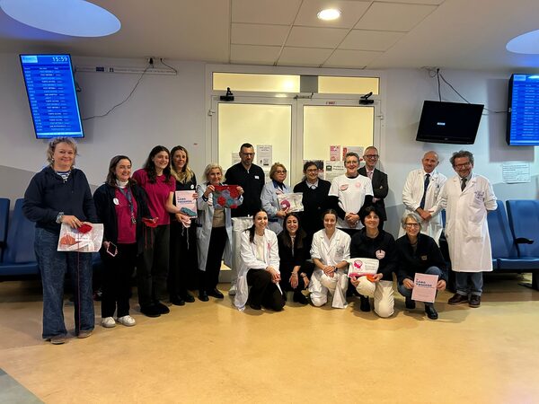 I medici, il personale infermieristico, i volontari col Direttore Generale e la Vice-Sindaca