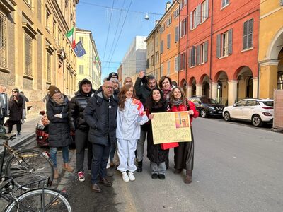 La fiamma olimpica nel centro storico di Modena