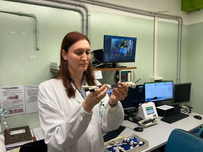 La dottoressa Anna Benini mostra la strumentazione