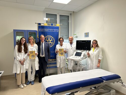 I donatori con il prof. Torricelli, la dottoressa Fiocchi e una delegazione di sanitari della Senologia Clinica