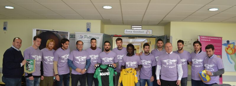 I giocatori del Modena e del Sassuolo con il direttore genrale del Policlinico Ivan Trenti, e il Direttore Amministrativo Ivan Cavallo