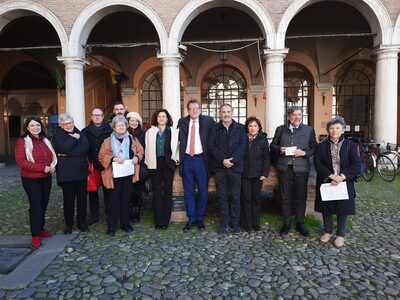 Incontro simbolico in Piazza Grande a Modena, per dire no a ogni forma di aggressione fisica, verbale, psicologica, a chi lavora ogni giorno nelle strutture del territorio