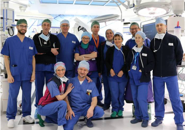 Nella foto in un'immagine di repertorio l'equipe di chirurgia vascolare e anestesiologica in Sala Ibrida