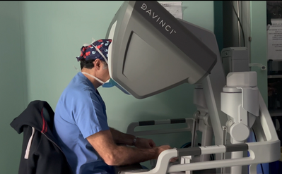 Il prof. Di Benedetto con la consolle del Robot Da Vinci 