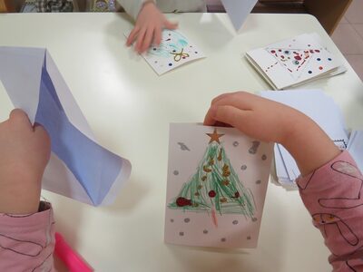 La magia dei colori a Natale: i bambini disegnano per i pazienti del Policlinico e dell'Ospedale Civile