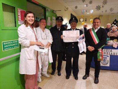 La consegna dell'assegno da parte della polizia penitenziaria