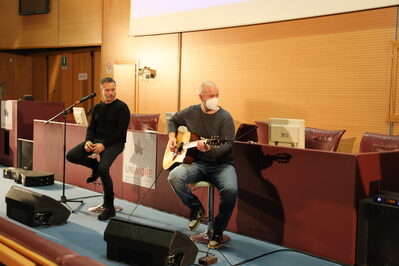 Un momento delle prove col chitarrista Emiliano Fantuzzi