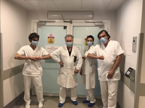 Il dottor Brugioni con alcuni dei medici del MIAC prestati alla COVIDRoom