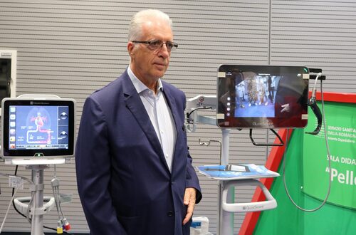 Piero Ferrari con le apparecchiature donate