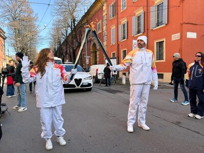 La fiamma olimpica nel centro storico di Modena