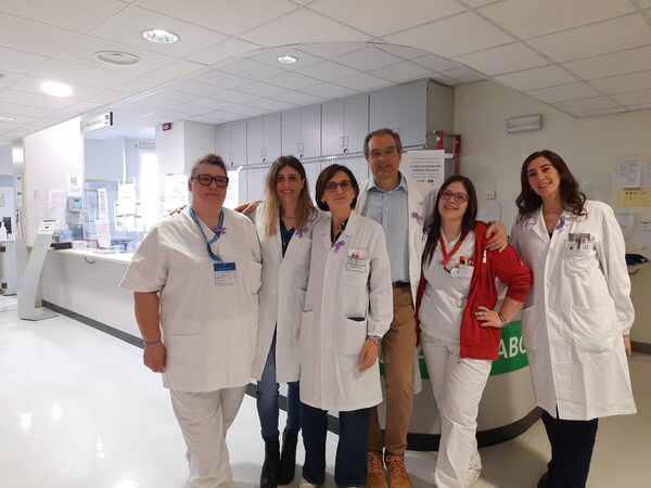 Nella foto da sinistra: Monica Macchelli (infermiera Case Manager), Serena Caramori (psicologa), Elisa Pellegrini (medico) Prof. Paolo Ventura, Valeria Lattanzi (caposala), Cristina Rosi (dietista) 