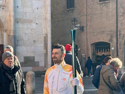 La fiamma olimpica nel centro storico di Modena