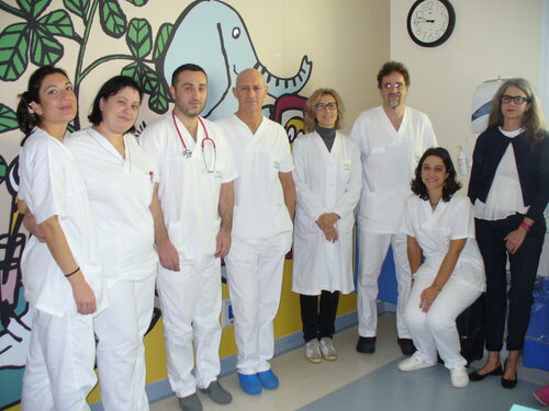 Ludovica Barbieri con medici e infermieri della Terapia Intensiva