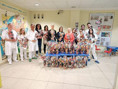 La consegna della donazione da parte di Grandemilia