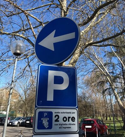 Il primo dei trenta cartelli che verranno distribuiti nell'area di parcheggio interno