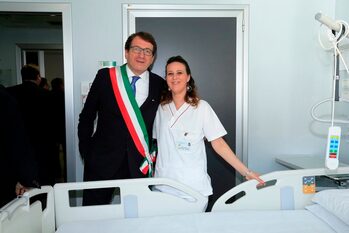 Il sindaco Muzzarelli con la caposala Monica Di Furia