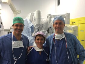 il Prof Di Benedetto (sinistra) e il Prof. Coratti (destra) con la Dott.ssa Bertellini, Direttore della Terapia Intensiva dell’Ospedale Civile di Baggiovara