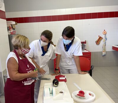 Antonella Celano con le terapiste Valentina Bettelli ed Elena Merighi