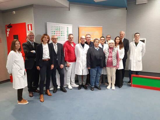 La paziente assieme all'équipe di AOU Modena e i relatori della conferenza