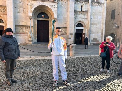 La fiamma olimpica nel centro storico di Modena