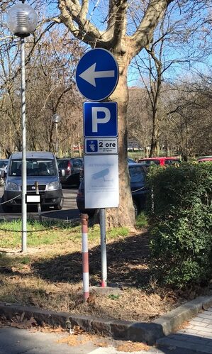 Il primo dei trenta cartelli che verranno distribuiti nell'area di parcheggio interno