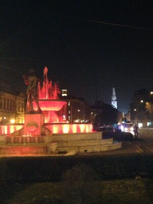 La fontana illuminata (Foto Policlinico)