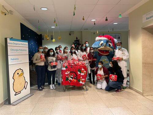 Elia consegna doni ai bambini ricoverati e un regalo speciale per la scuola ospedaliera 