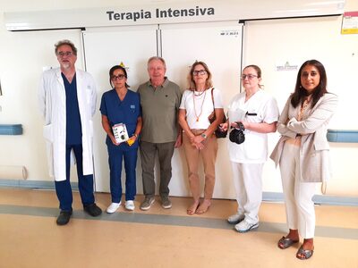 La consegna degli apparecchi alla presenza, a sinistra, del Professor Massimo Girardis