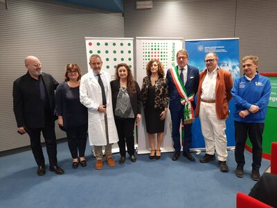 Insieme al Presidente Bonaccini da sinistra, Sonia Cecoli, Direttrice f.f. Servizio Unico Ingegneria Clinica, AUSL Modena; Claudio Vagnini DG AOU; Stefania Bettelli, Responsabile Struttura Semplice Dipartimentale, Patologia molecolare e medicina predittiva, AOU Modena, Anna Maria Petrini, DG Ausl; Gian Carlo Muzzarelli, Sindaco Di Modena; Enrico Tagliafico, Responsabile Struttura Semplice Dipartimentale Ematologia Diagnostica, AOU Modena; Tommaso Trenti.  