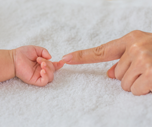 La mano di un neonato