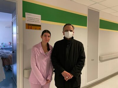 Don Erio con Erika in Medicina Riabilitativa