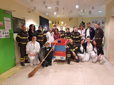 I vigili del fuoco di Modena in Pediatria con la Befana