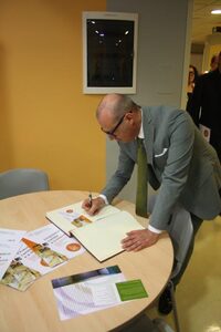 Il Presidente Stefano Bonacini firma il Libro d'Onore del Policlinico