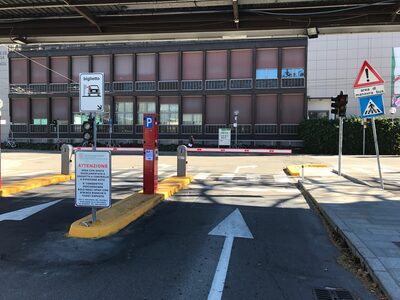 L'ingresso con le colonnine e le sbarre