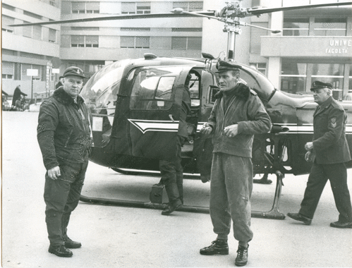 Modena, 1970 ca.; l’Agusta Bell Jota dei Vigili del Fuoco fermo nello spiazzo antistante il vecchio Pronto Soccorso. Da sinistra si riconoscono il Colonnello Guido Iadarola, e il motorista Alcide Bergamini 
