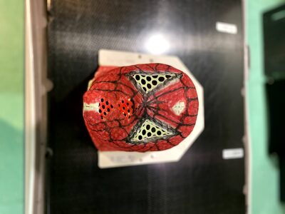 La maschera di contenzione in stile Spiderman
