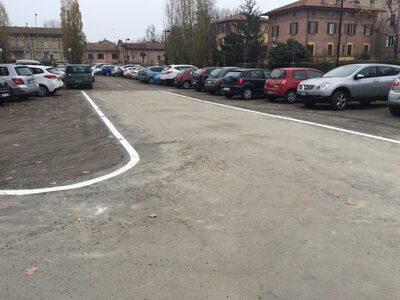 L'area parcheggio asfaltata sul retro del Padiglione Beccaria 